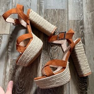 💕Fashion Nova Platform Sandal💕